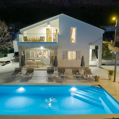 Magnolia I Heated Pool & Hot Tub Near Omis, 10 Guests * Tugare