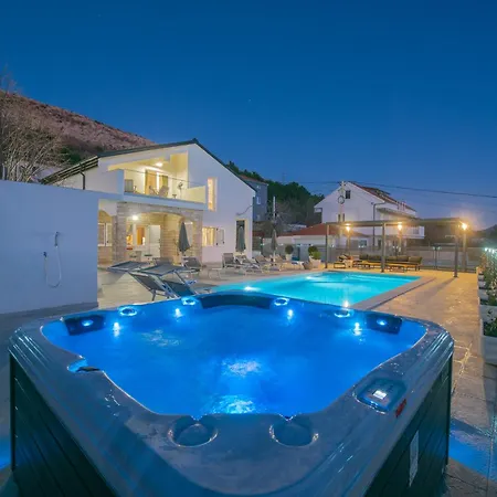 Villa Magnolia I Heated Pool & Hot Tub Near Omis, 10 Guests *