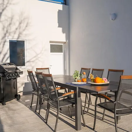 Villa Magnolia With Heated Pool And Jacuzzi, Near Sea Tugare