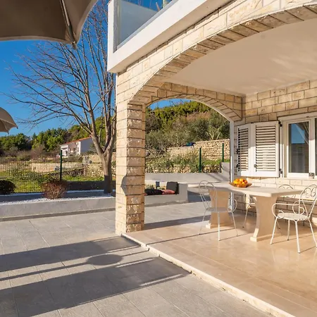 Magnolia I Heated Pool & Hot Tub Near Omis, 10 Guests