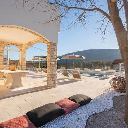 Magnolia I Heated Pool & Hot Tub Near Omis, 10 Guests Villa *