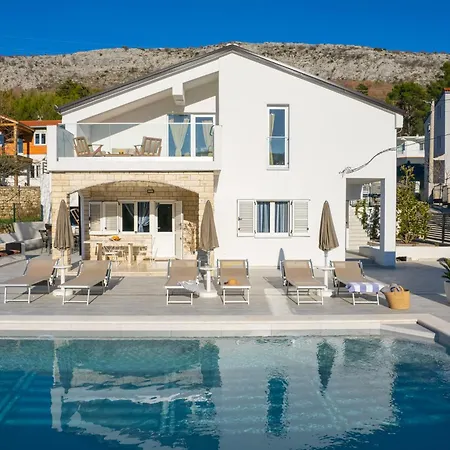 Magnolia I Heated Pool & Hot Tub Near Omis, 10 Guests