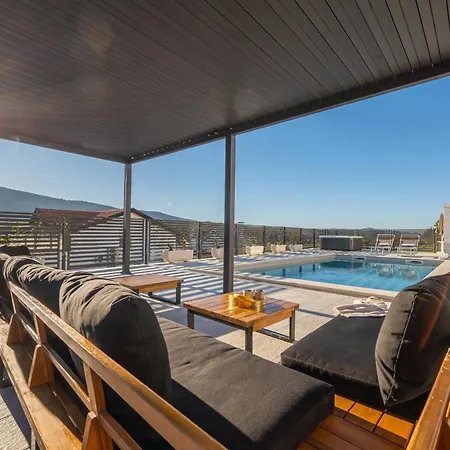 Magnolia I Heated Pool & Hot Tub Near Omis, 10 Guests Villa *