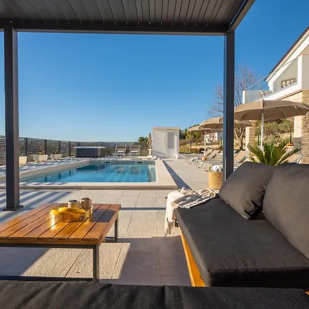 Magnolia I Heated Pool & Hot Tub Near Omis, 10 Guests Tugare