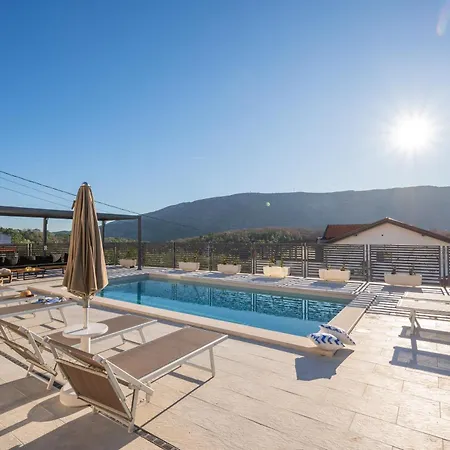 Magnolia I Heated Pool & Hot Tub Near Omis, 10 Guests Villa *