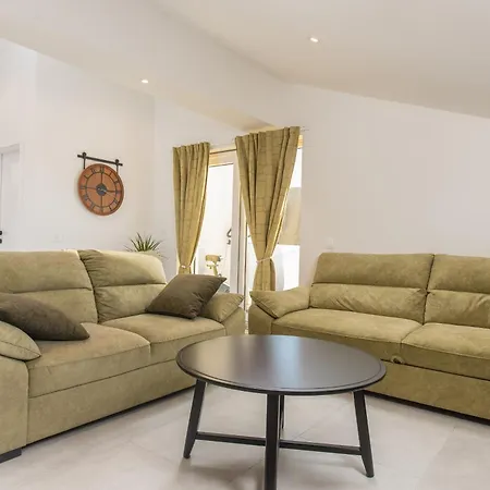 Magnolia I Heated Pool & Hot Tub Near Omis, 10 Guests Villa Tugare
