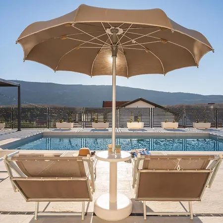 Magnolia I Heated Pool & Hot Tub Near Omis, 10 Guests
