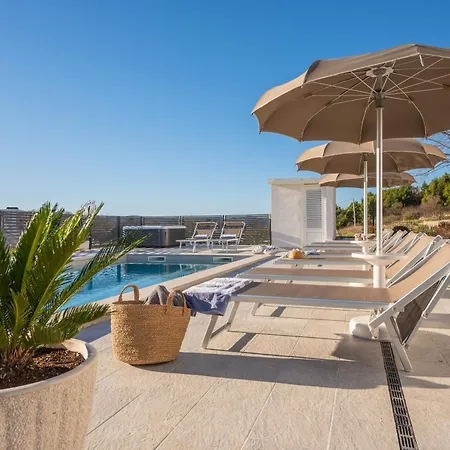 Villa Magnolia With Heated Pool And Jacuzzi, Near Sea