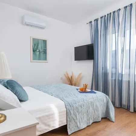Magnolia I Heated Pool & Hot Tub Near Omis, 10 Guests Villa Tugare
