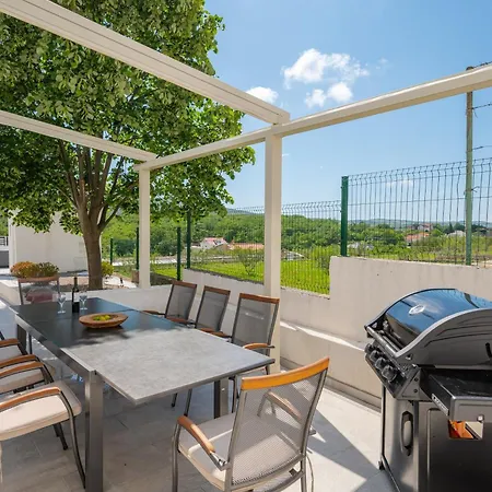 Magnolia I Heated Pool & Hot Tub Near Omis, 10 Guests * Tugare