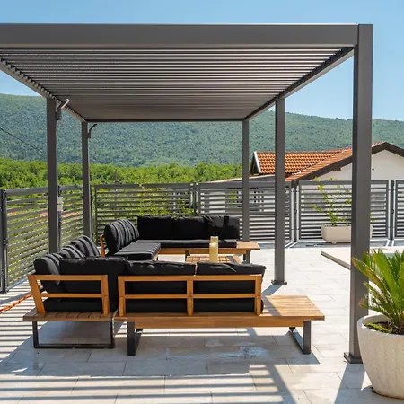 Villa Magnolia I Heated Pool & Hot Tub Near Omis, 10 Guests