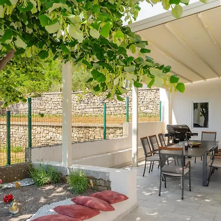 Magnolia I Heated Pool & Hot Tub Near Omis, 10 Guests Villa Tugare