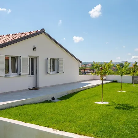 Magnolia I Heated Pool & Hot Tub Near Omis, 10 Guests *
