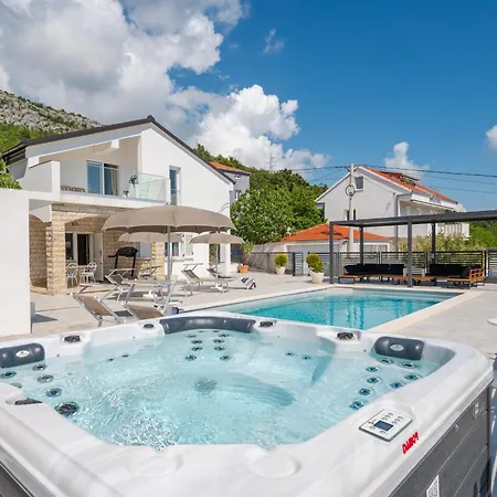 Magnolia I Heated Pool & Hot Tub Near Omis, 10 Guests