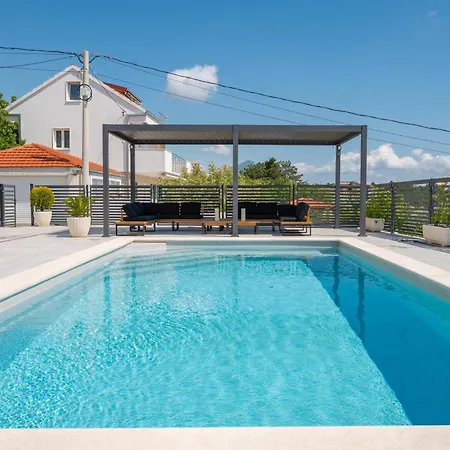 Magnolia I Heated Pool & Hot Tub Near Omis, 10 Guests Villa