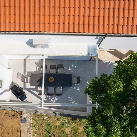 Magnolia I Heated Pool & Hot Tub Near Omis, 10 Guests