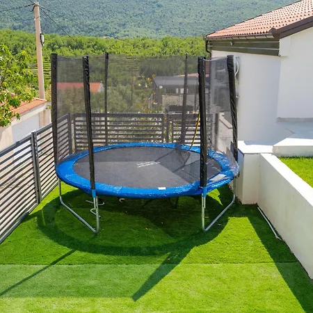 Magnolia I Heated Pool & Hot Tub Near Omis, 10 Guests *