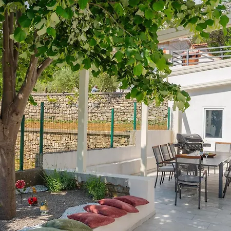 Villa Magnolia I Heated Pool & Hot Tub Near Omis, 10 Guests *